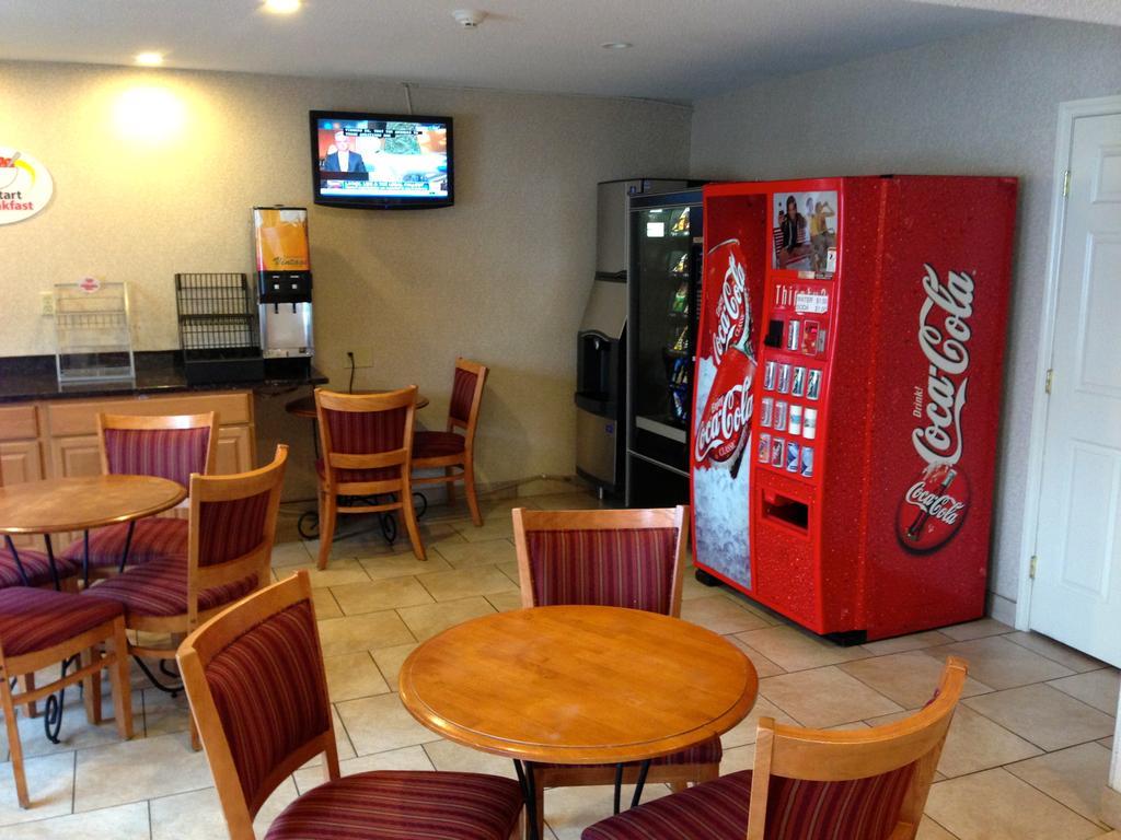 Red Roof Inn Plus+ Поукипси Экстерьер фото